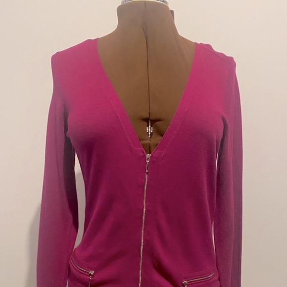 🩷REITMANS🩷Plum V-neck Zipper cardigan in medium. Zipper pockets on the front. - Picture 2 of 11